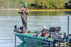 Abu Garcia Adrian Avenas Villain 2.0 / Revo AL-F RH Chatterbait Casting Combo 9 Abu Garcia Adrian Avenas Villain 2.0 / Revo AL-F RH Chatterbait Casting Combo -Fishing Tackle Shop adrian avenas abu garcia vc70 6 revoal f chatterbait casting combo 23197.1651242884